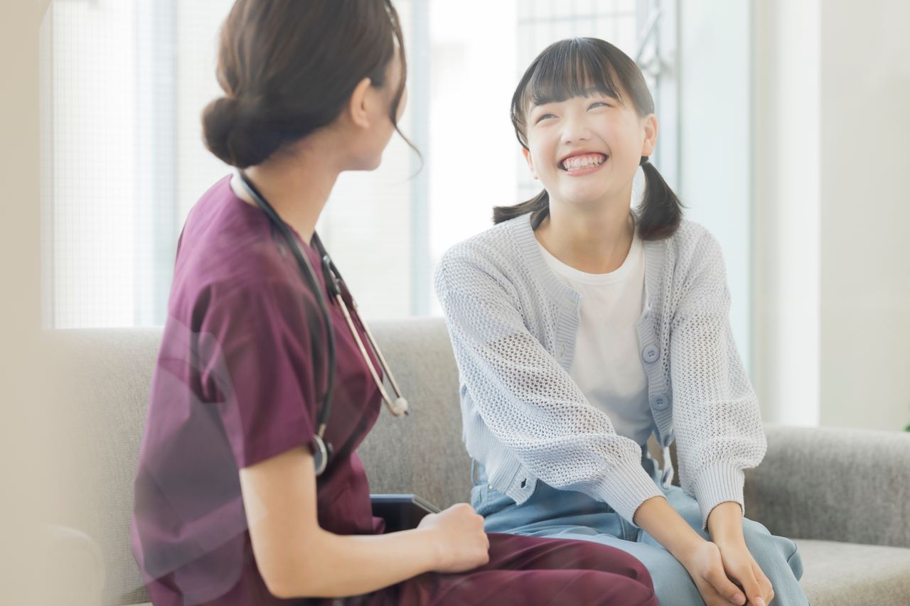 笑顔で患者と接する医師